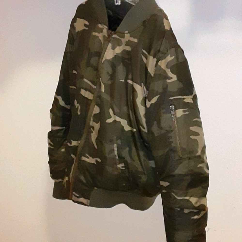 Camouflage bomber jacket: Women's (SM)
